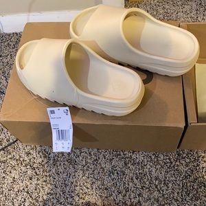 REPLICA YEEZY SLIDES SIZE 6 woman’s
